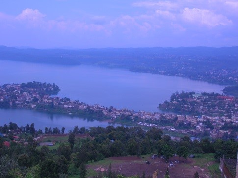 La città di Bukavu è sulla riva sud del lago Kivu. lago kivu